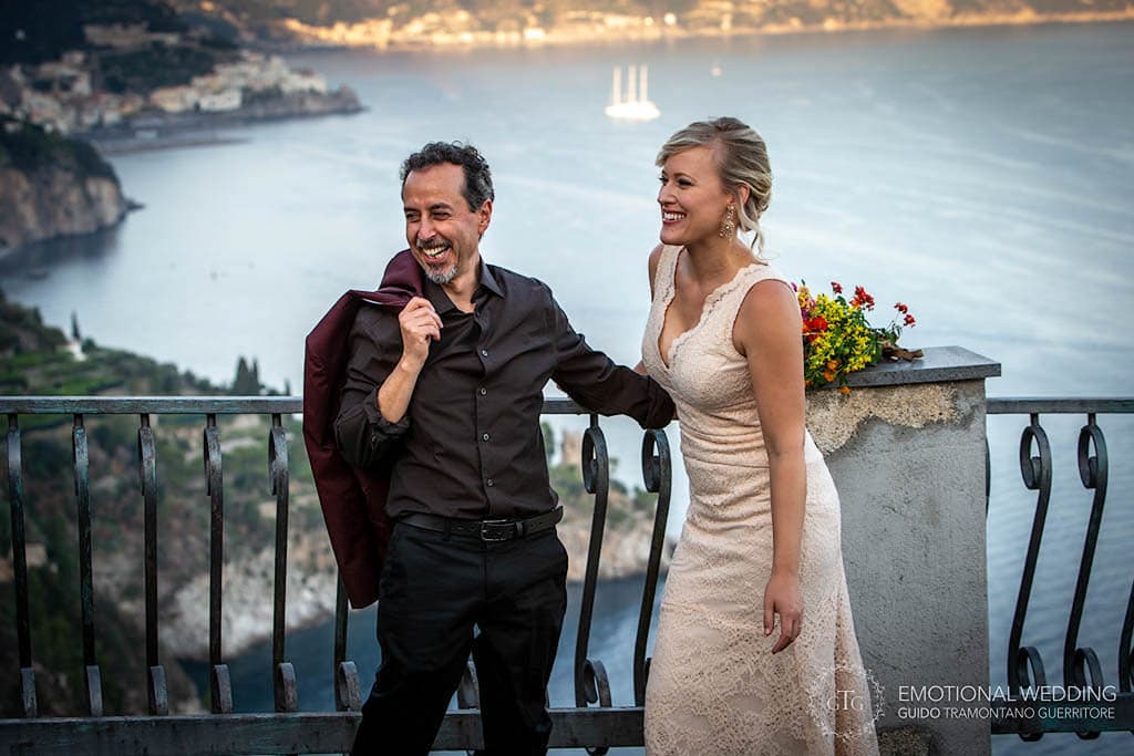 sposi che ridono ad un elopement in costiera amalfitana