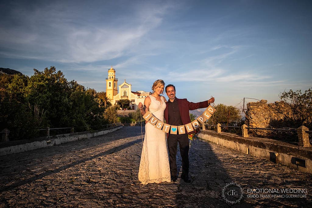sposi davanti alla chiesa di san pancrazio ad un elopement in costiera amalfitana
