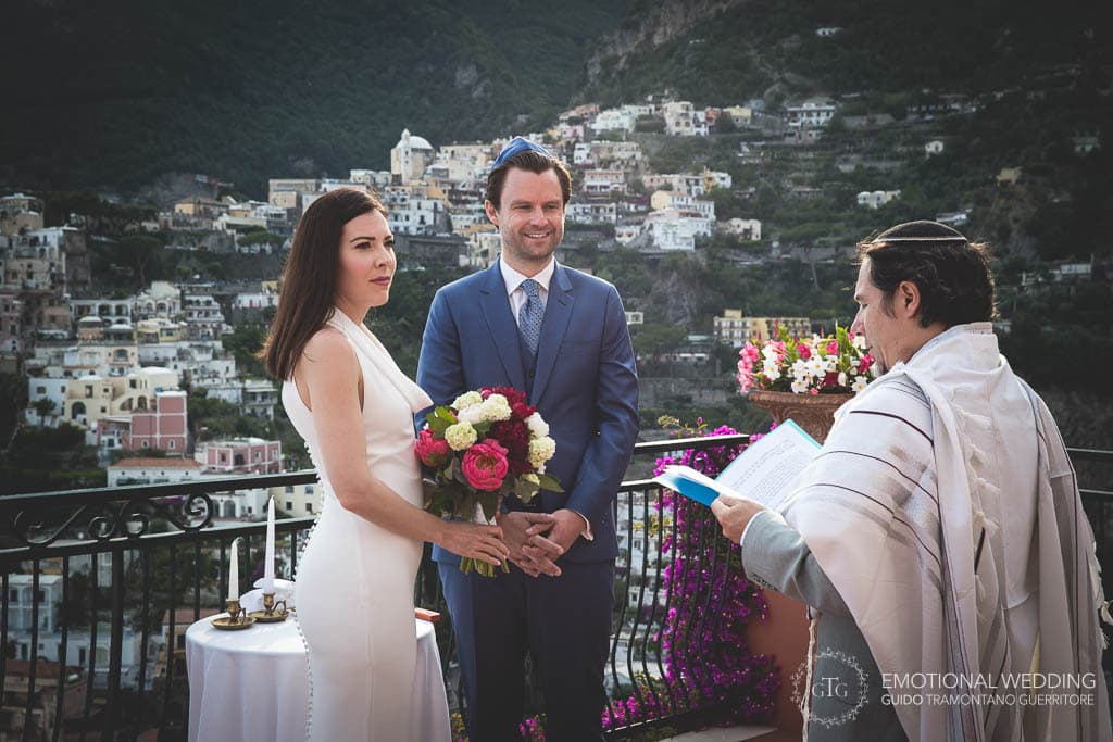 sposi e celebrante durante la cerimonia di un matrimonio a Positano