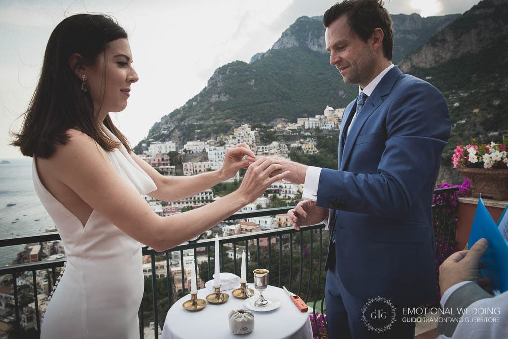 scambio degli anelli a un matrimonio a Positano