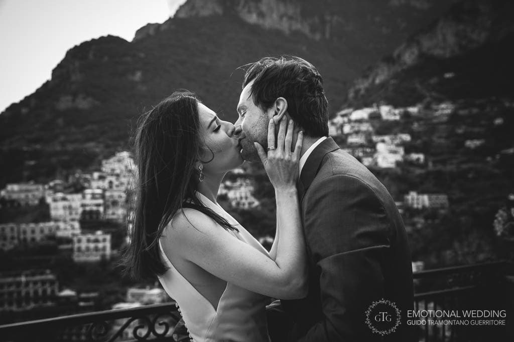 tenero bacio degli sposi a un matrimonio a Positano