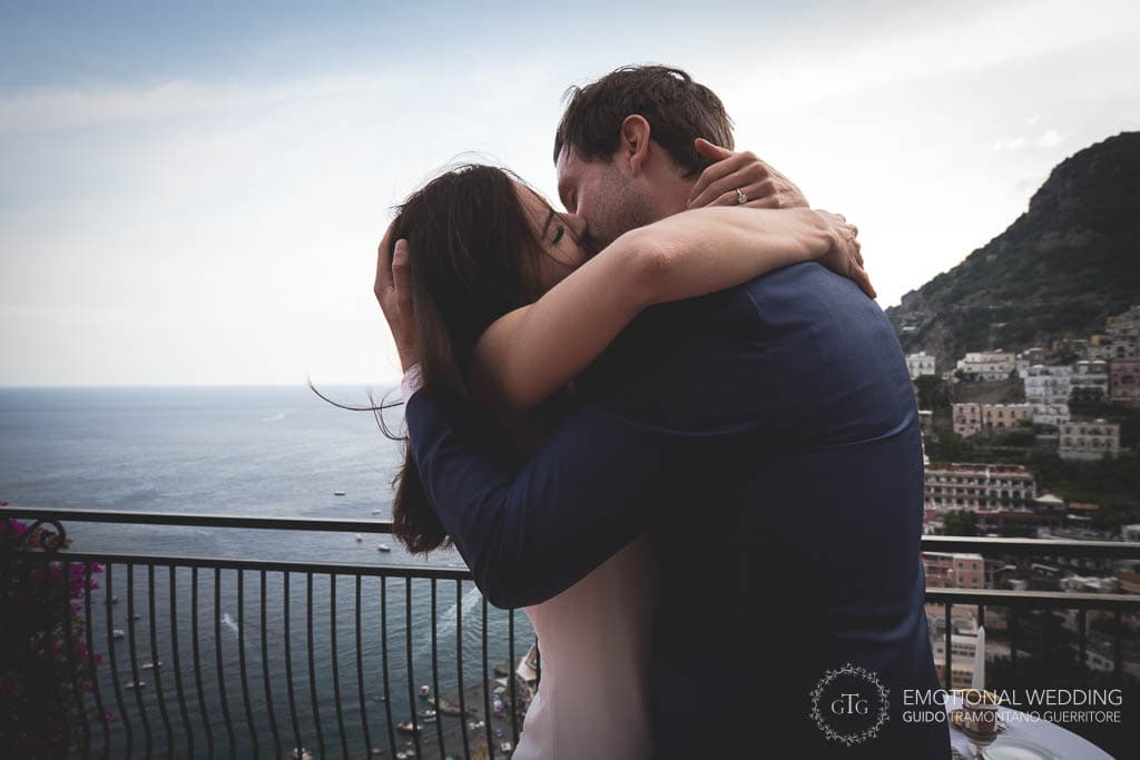 bacio appassionato di una coppia di sposi a un matrimonio a Positano