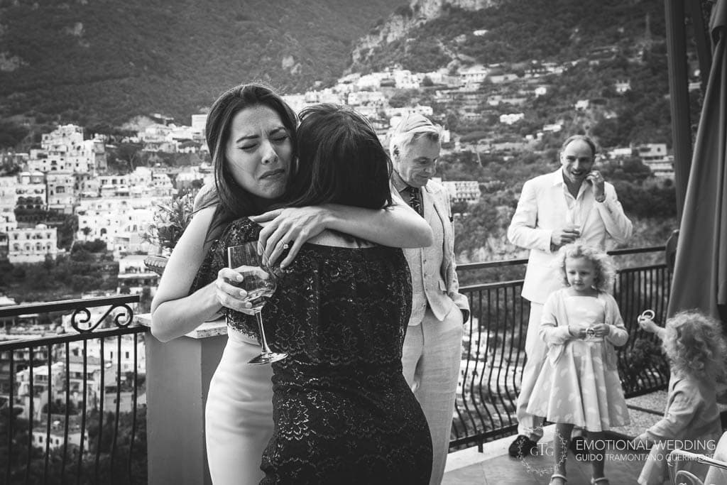 sposa abbraccia la madre commossa ad un matrimonio a Positano