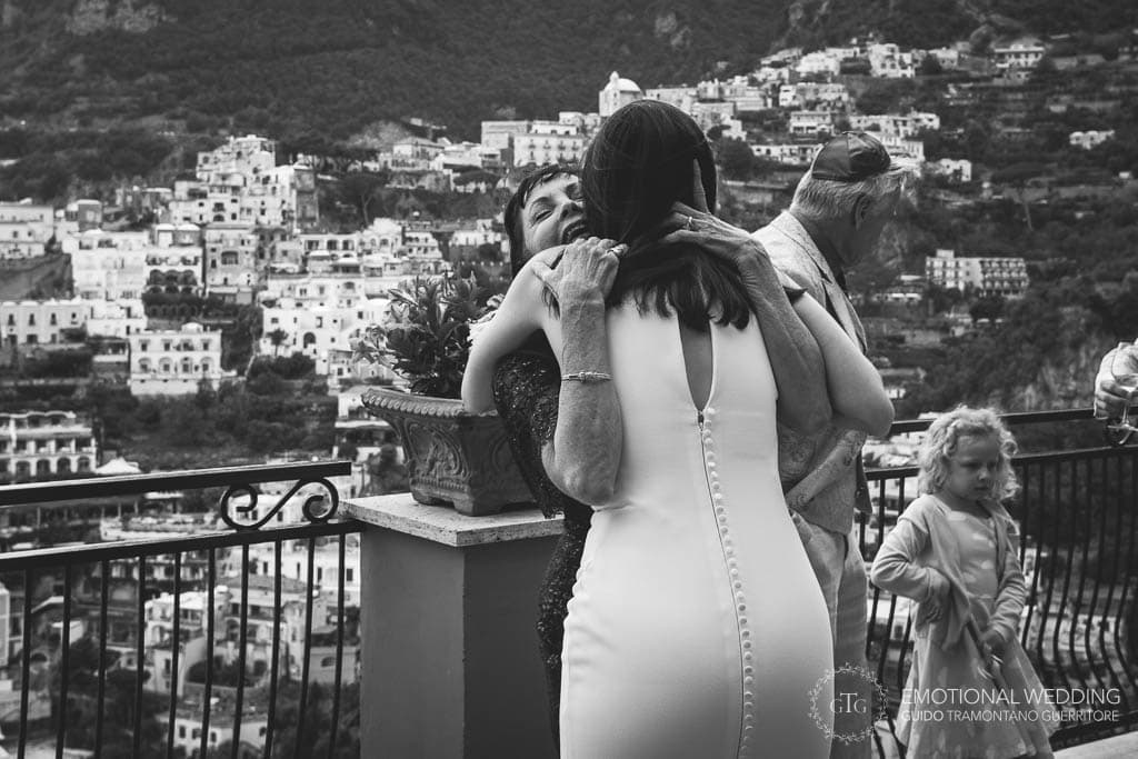 sposa e madre si abbracciano ad un matrimonio a Positano