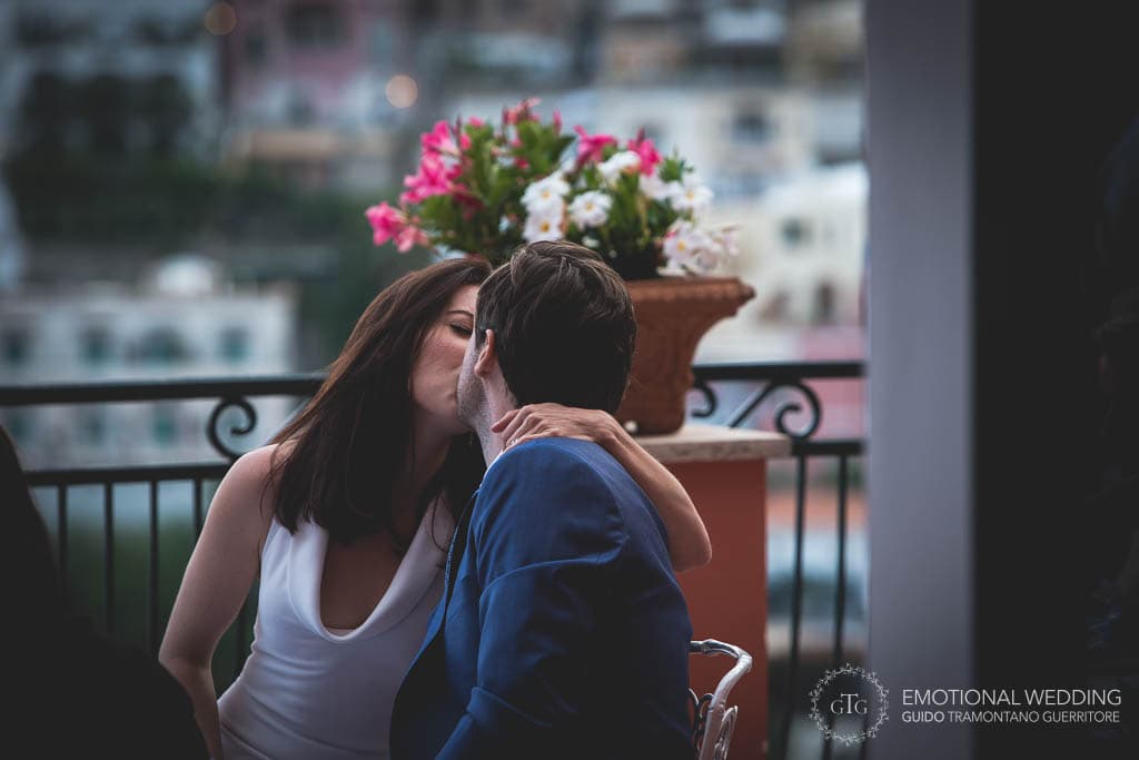 bacio degli sposi rubato durante il ricevimento di un matrimonio a Positano
