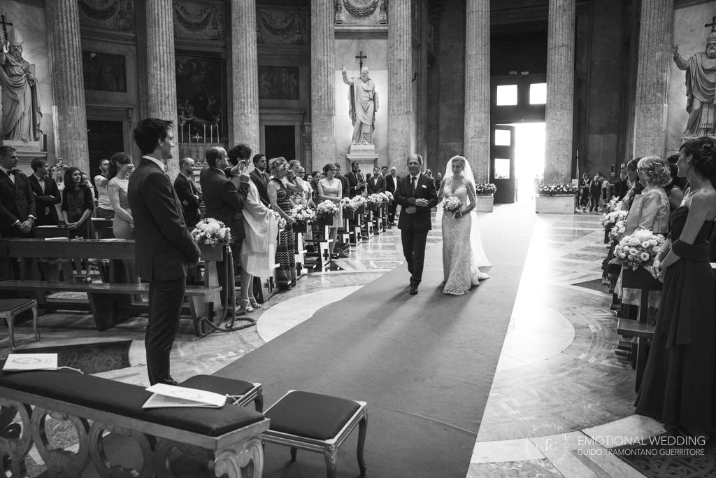 sposa cammina verso l'altare nella chiesa di san Francesco a Paola a un matrimonio a Napoli