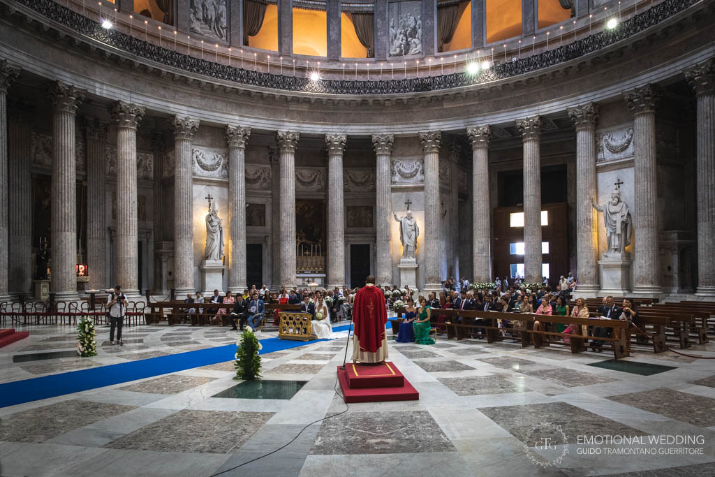 chiesa di san Francesco di Paola a piazza plebiscito a Napoli durante la cerimonia di un matrimonio