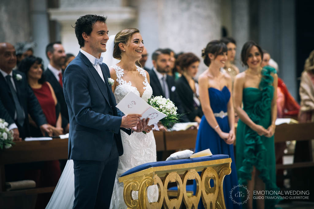 candid shot of the bride and groom during ceremony taken by a wedding photographer in Napoli