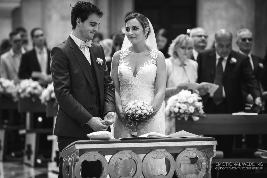 sguardo della sposa durante la cerimonia di un matrimonio Napoli