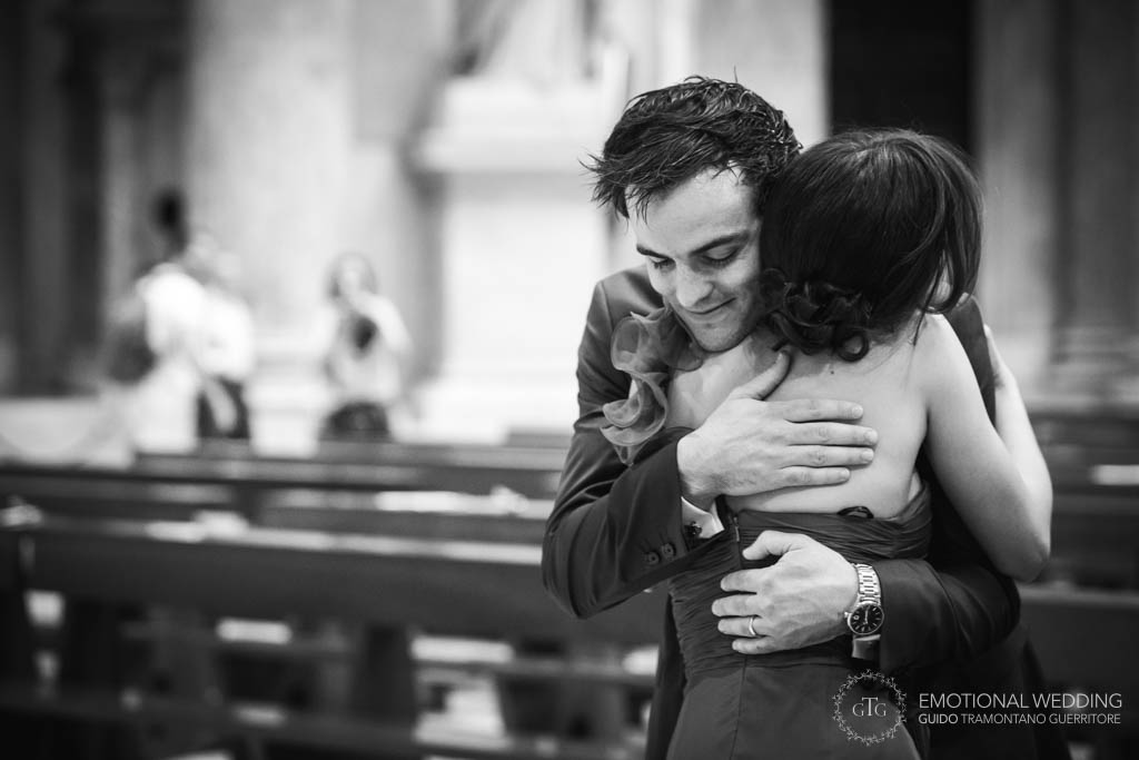 sposo abbraccia testimone dopo la cerimonia di un matrimonio a Napoli