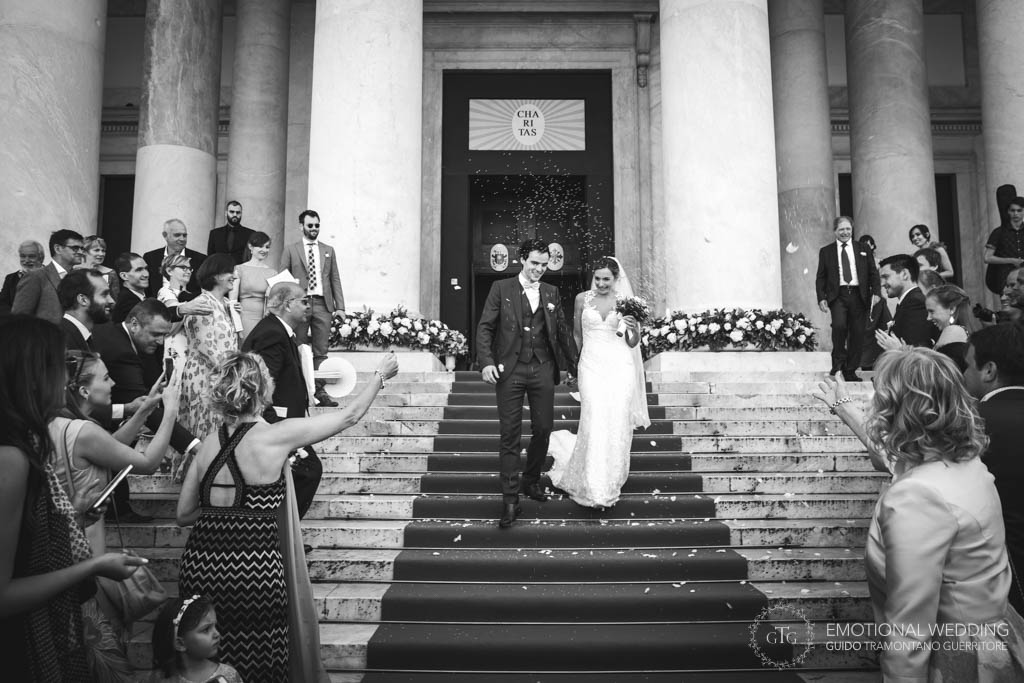 bride and groom exit toss in plebiscito square at a wedding in Naples