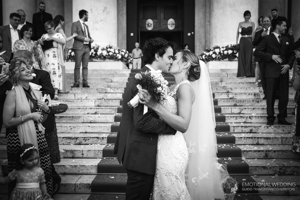 coppi a di sposi all'uscita dalla chiesa a un matrimonio a Napoli