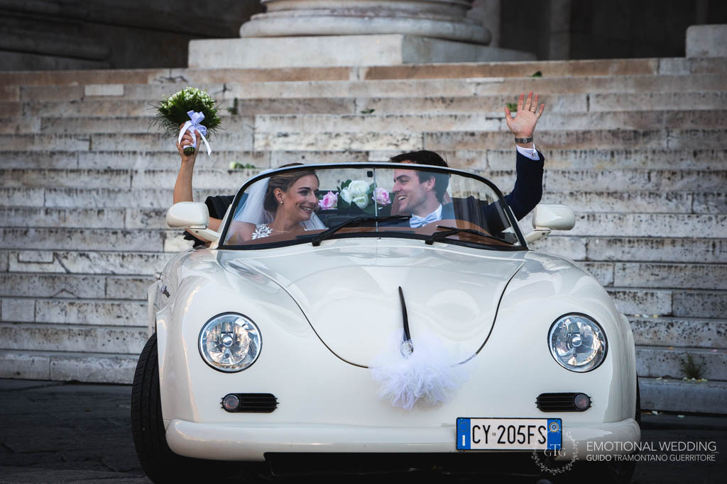 wedding couple in their car greeting in Napoli