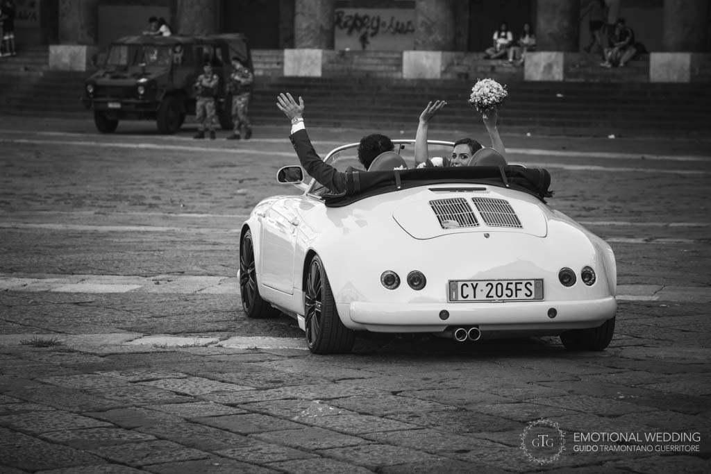 sposi in auto vanno via dopo la cerimonia di un matrimonio a Napoli