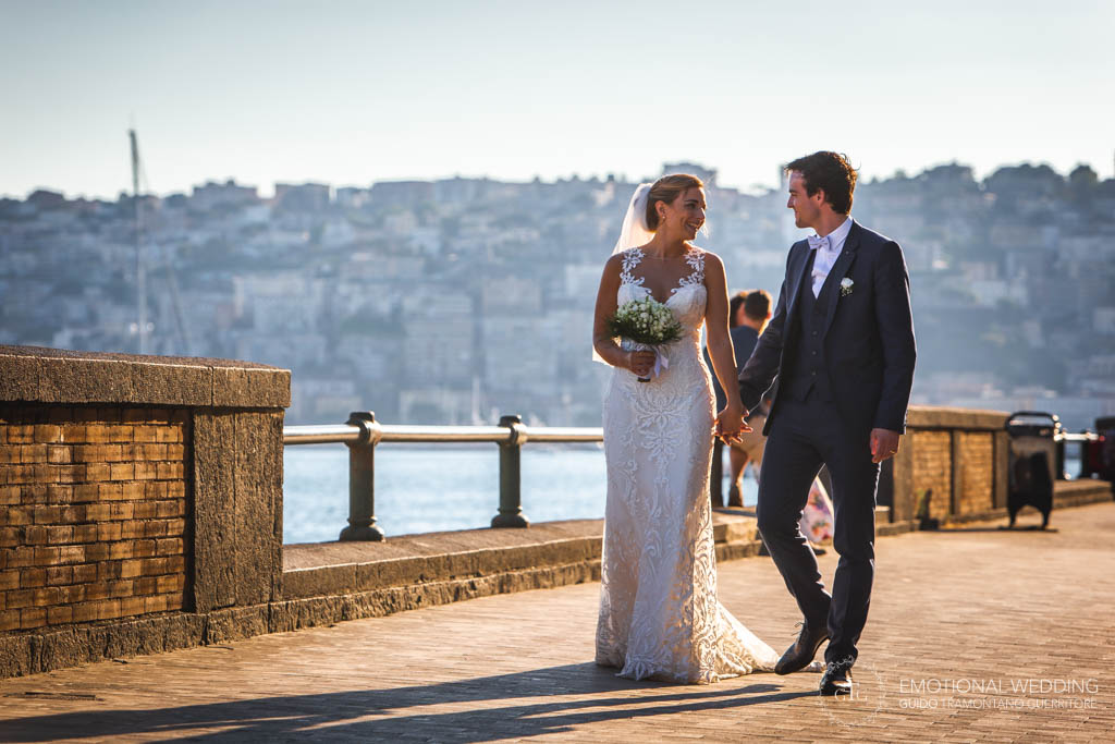 sposi sul lungomare a un matrimonio a Napoli