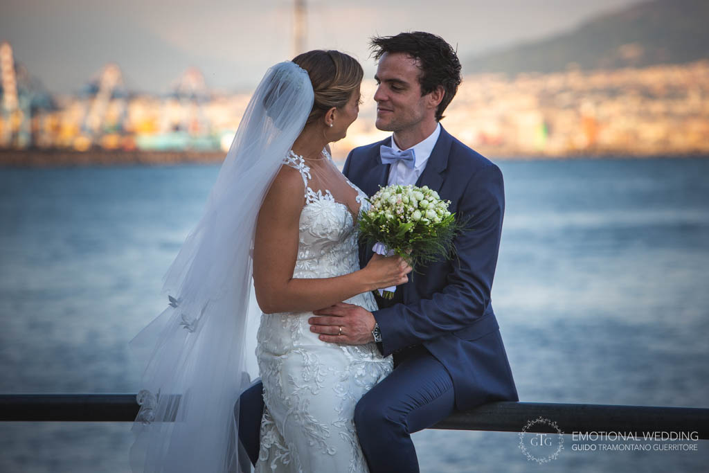 sposi seduti sul lungomare a un matrimonio a Napoli