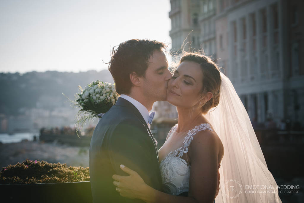 sposo bacia la sposa a un matrimonio a Napoli