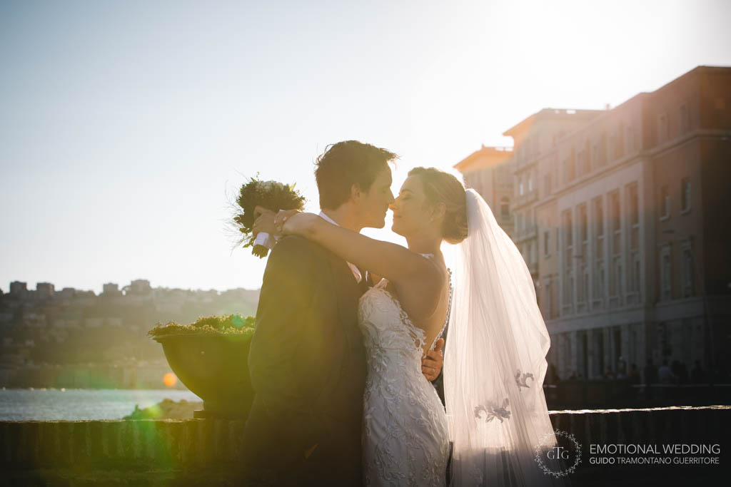 scatto romantico in controluce a un matrimonio a Napoli