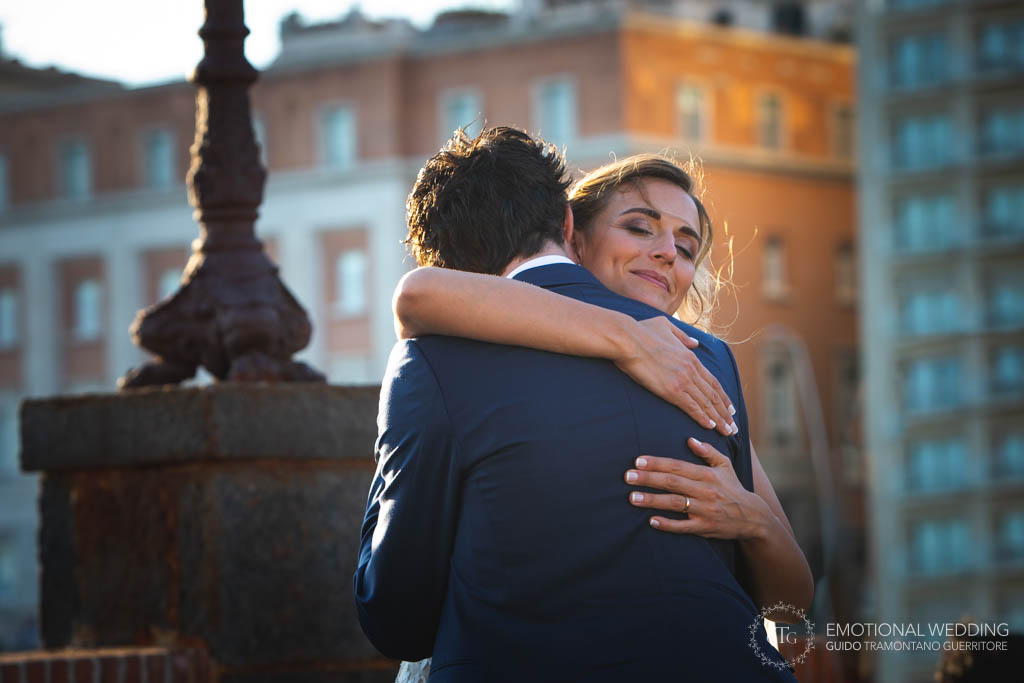 abbraccio degli sposi a un matrimonio a Napoli