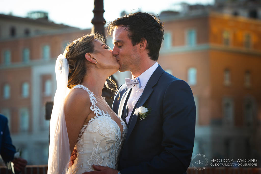 bacio degli sposi a un matrimonio a Napoli