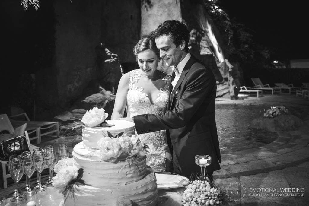 taglio della torta a un matrimonio all'hotel san Francesco al monte di Napoli