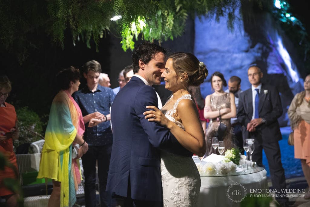 sposi ballano al ricevimento di un matrimonio a Napoli