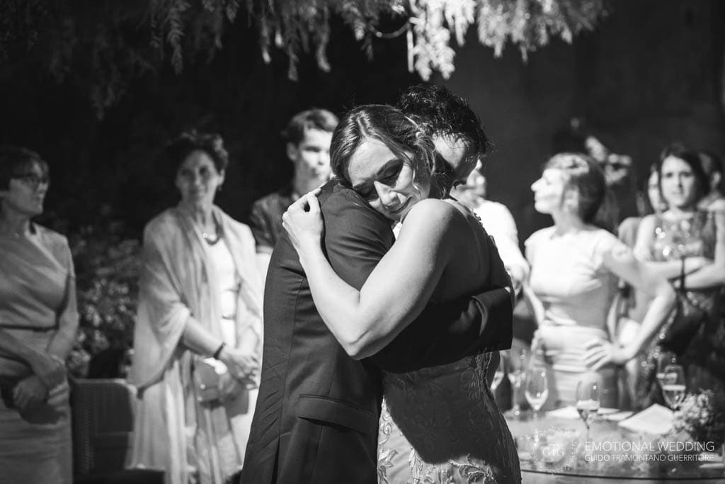 abbraccio degli sposi durante il ricevimento di un matrimonio a Napoli