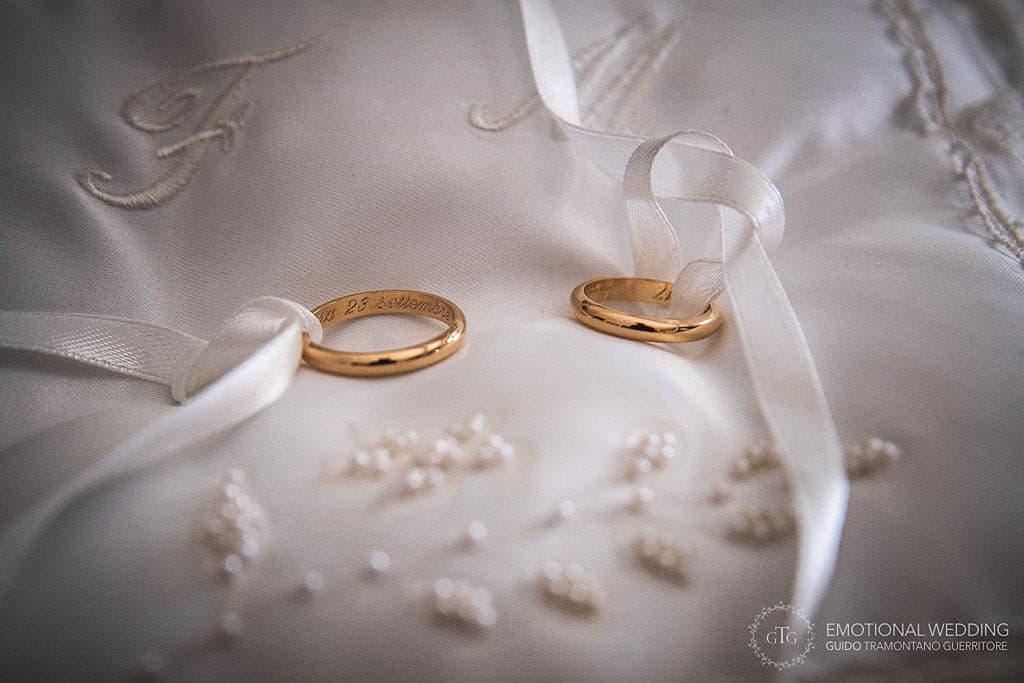 closeup of the wedding rings at a wedding in puglia