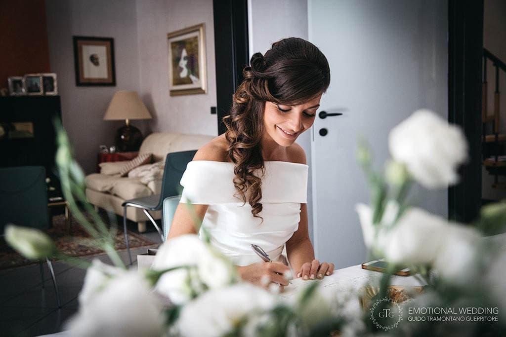 a bride writing a letter to the groom before the ceremony at a wedding in apulia