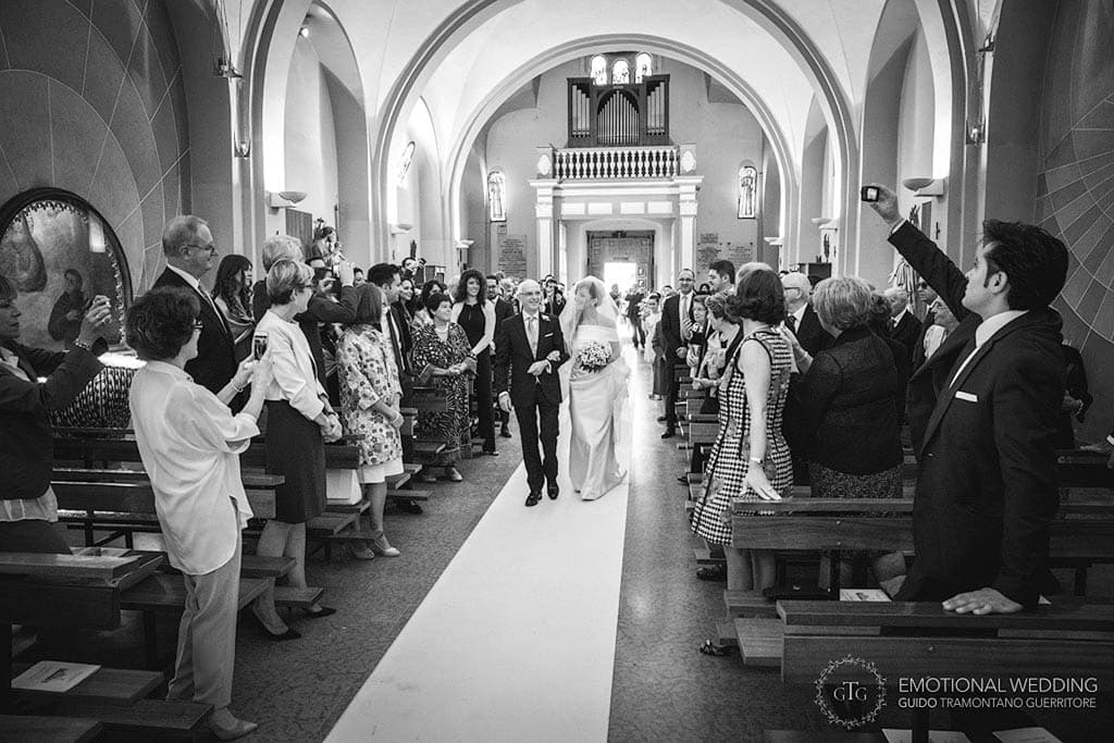 sposa arriva all'altare della chiesa di Torremaggiore ad un matrimonio in puglia