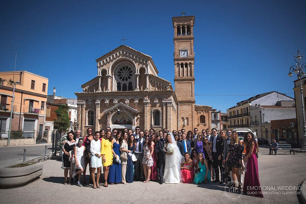 foto di gruppo davanti alla chiesa ad un matrimonio a Torremaggiore in puglia