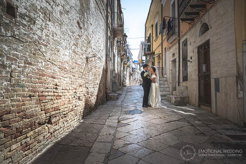 sposi nel centro storico di Torremaggiore ad un matrimonio in puglia