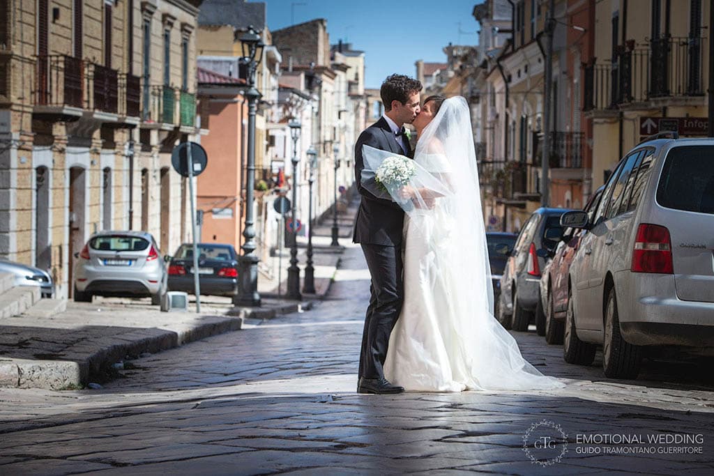 sposi si baciano al centro della strada ad un matrimonio in puglia