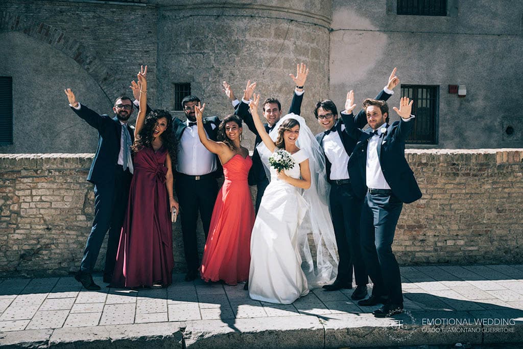 sposi e testimoni posano per una foto di gruppo ad un matrimonio in puglia