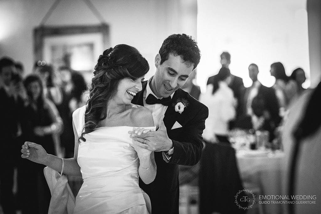 solo dance of the bride and groom at a wedding in puglia