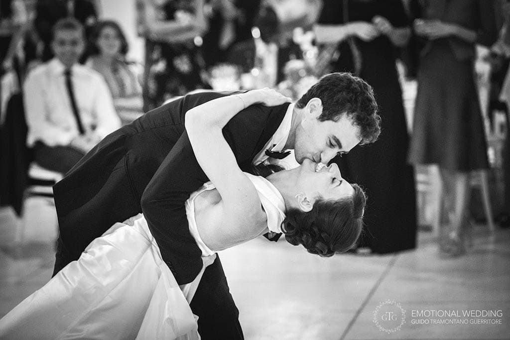 bacio degli sposi durante il ballo al ricevimento di un matrimonio in puglia