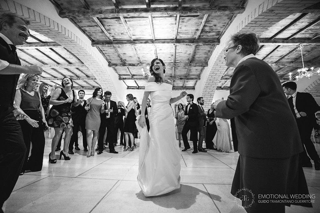 bride dancing with all guests around her at a wedding in apulia