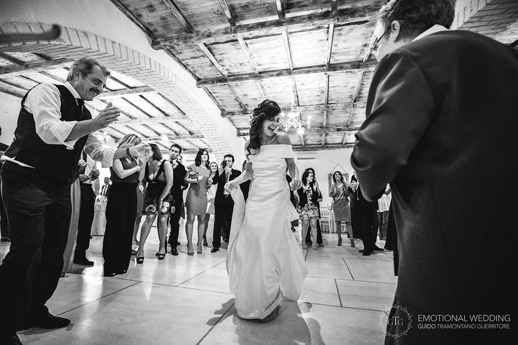 sposa balla al ricevimento di un matrimonio in puglia
