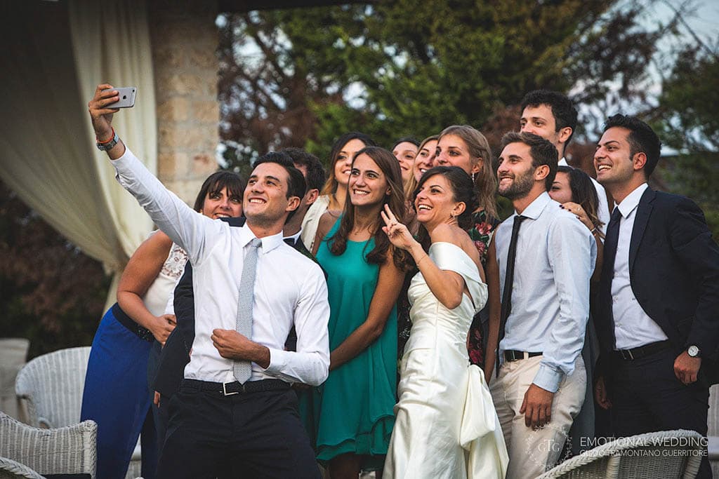 ospiti e sposi fanno un selfie ad un matrimonio in puglia