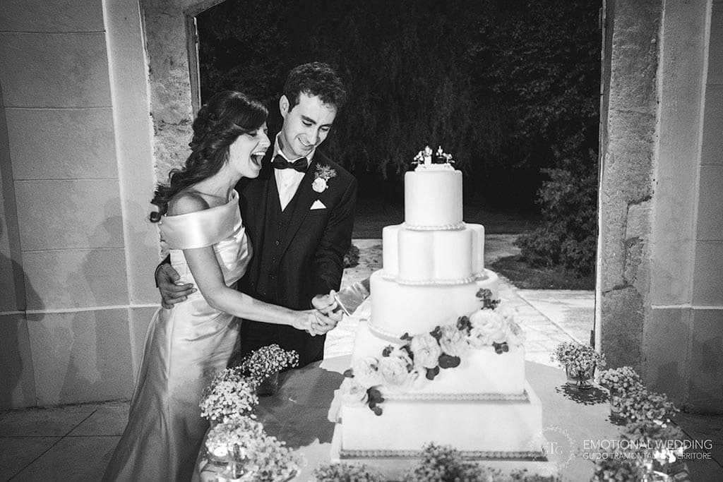 bride and groom cutting the wedding cake at tenimento san Giuseppe in Apulia