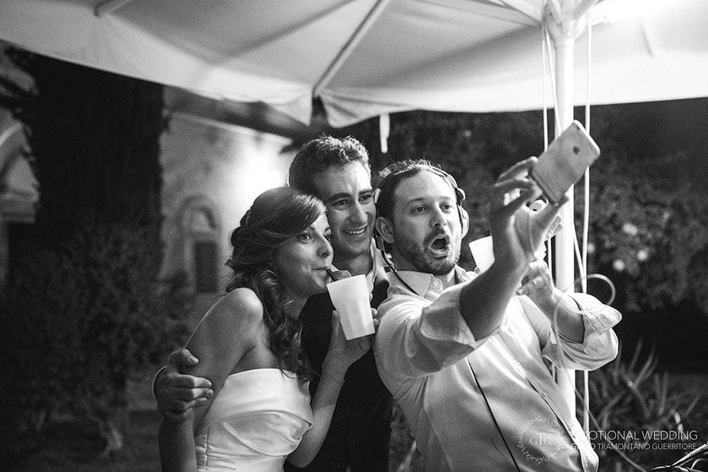 selfie degli sposi e il dj a un matrimonio in puglia