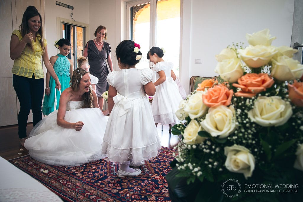 bride laughing with her family around her while getting ready for the ceremony in cilento