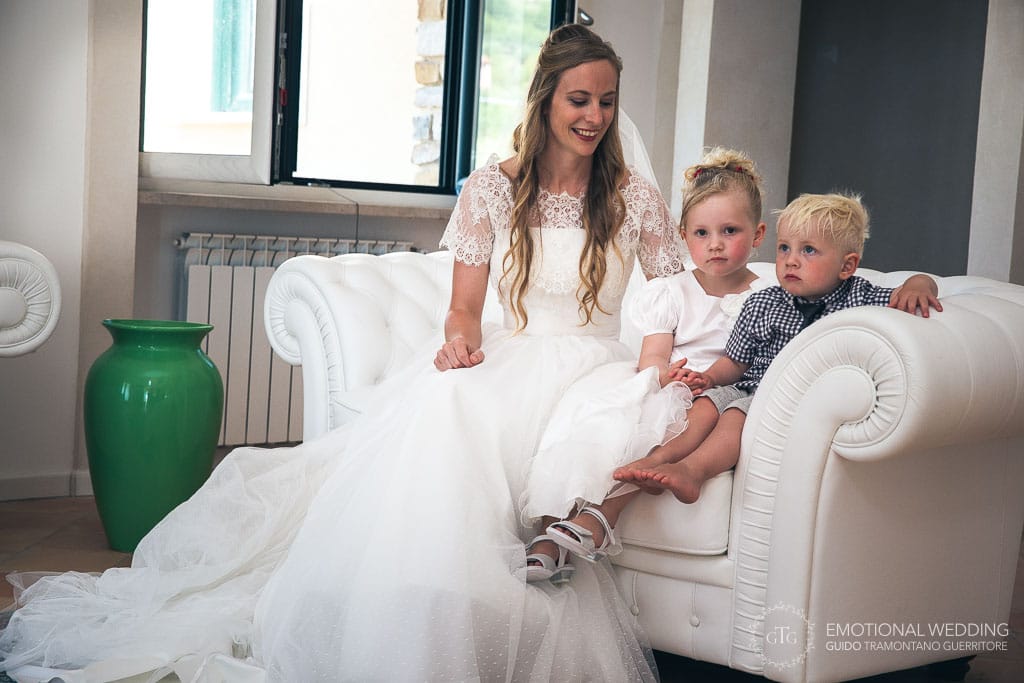 bride and children relaxing on a sofa at a wedding in cilento