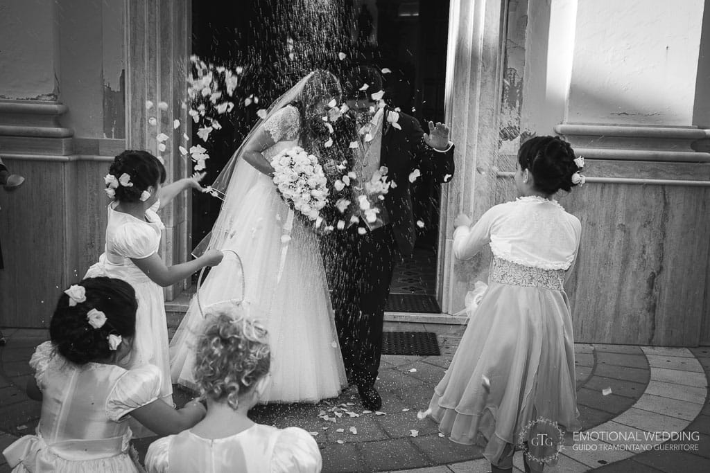 wedding exit toss at Santa Maria church in cilento