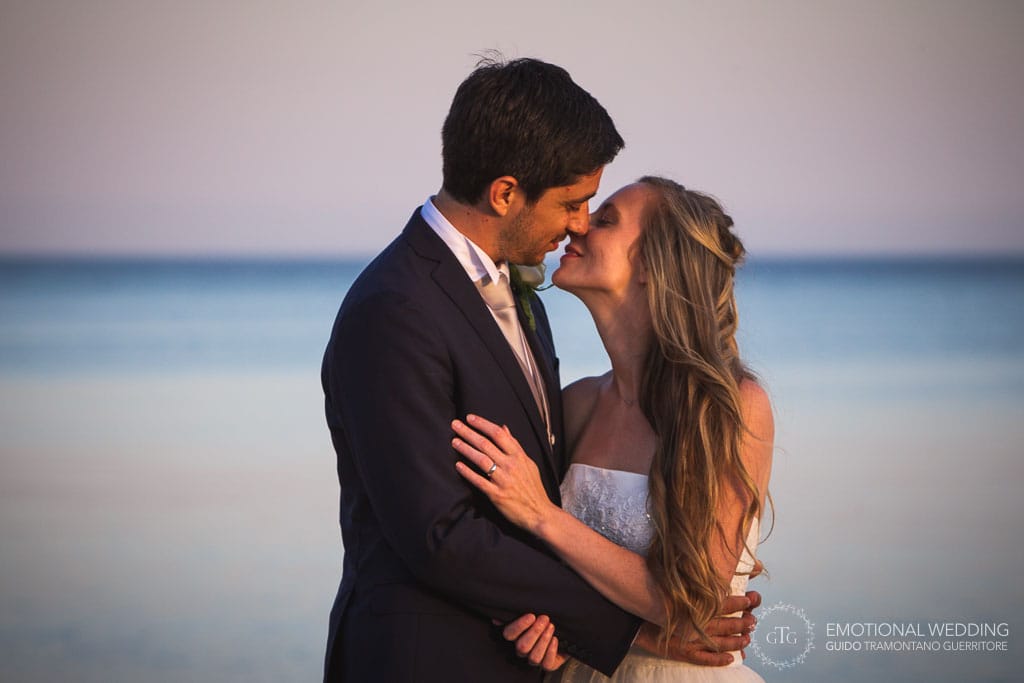 bacio degli sposi al tramonto su una spiaggia a un matrimonio nel Cilento