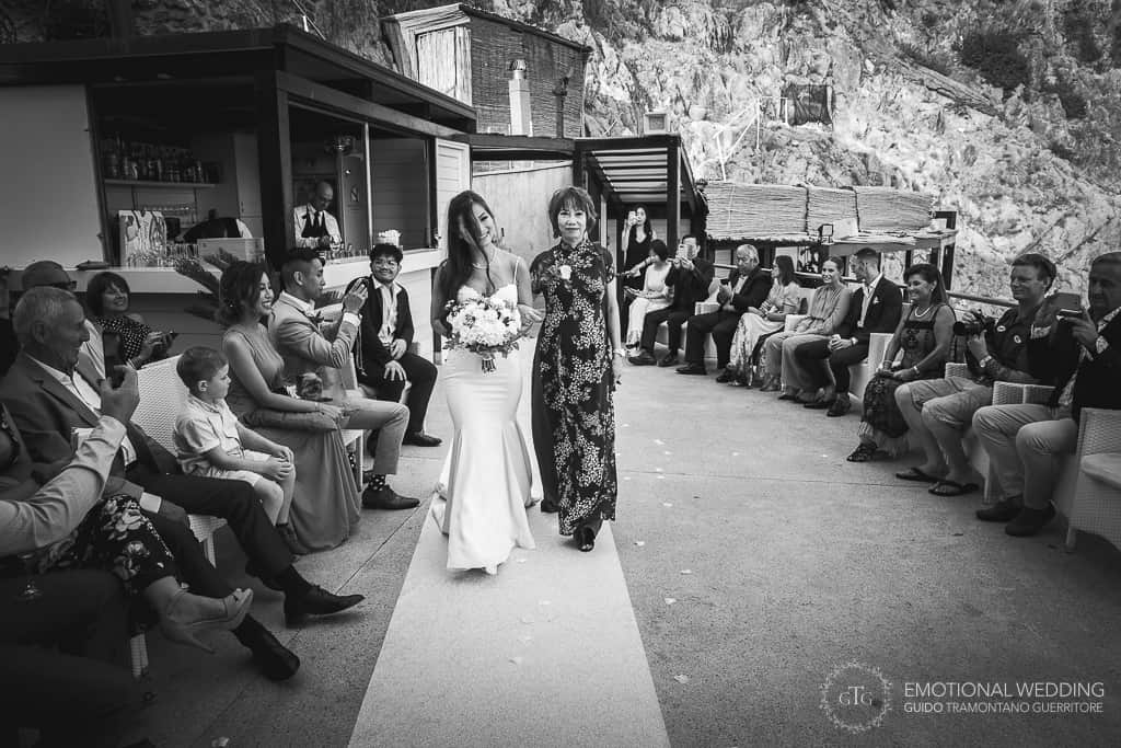 sposa arriva alla cerimonia alla torre normanna per un matrimonio misto in costa d'Amalfi