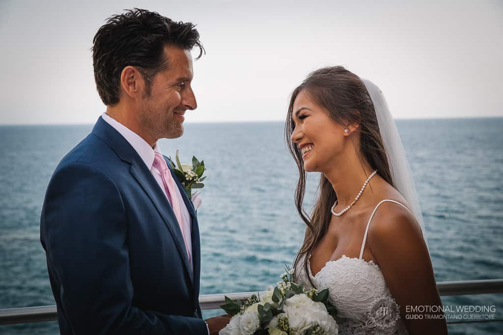 sposi sorridono durante la cerimonia di un matrimonio misto in costa d'Amalfi