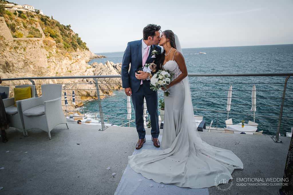 bacio degli sposi dopo la cerimonia di un matrimonio misto in costa d'Amalfi