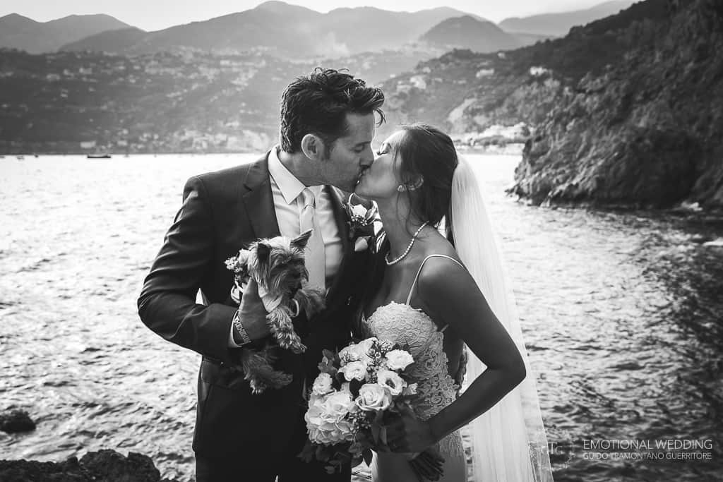 bacio degli sposi a un matrimonio misto in costa d'Amalfi