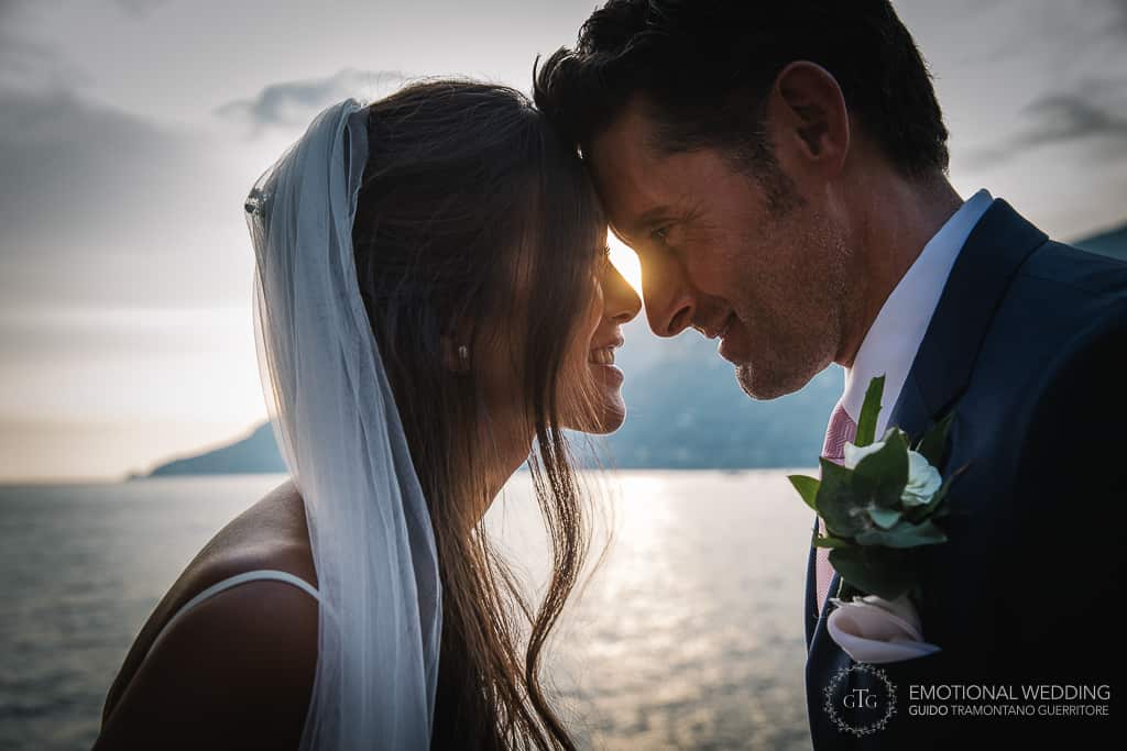 ritratto di sposi al tramonto a un matrimonio misto in costa d'Amalfi
